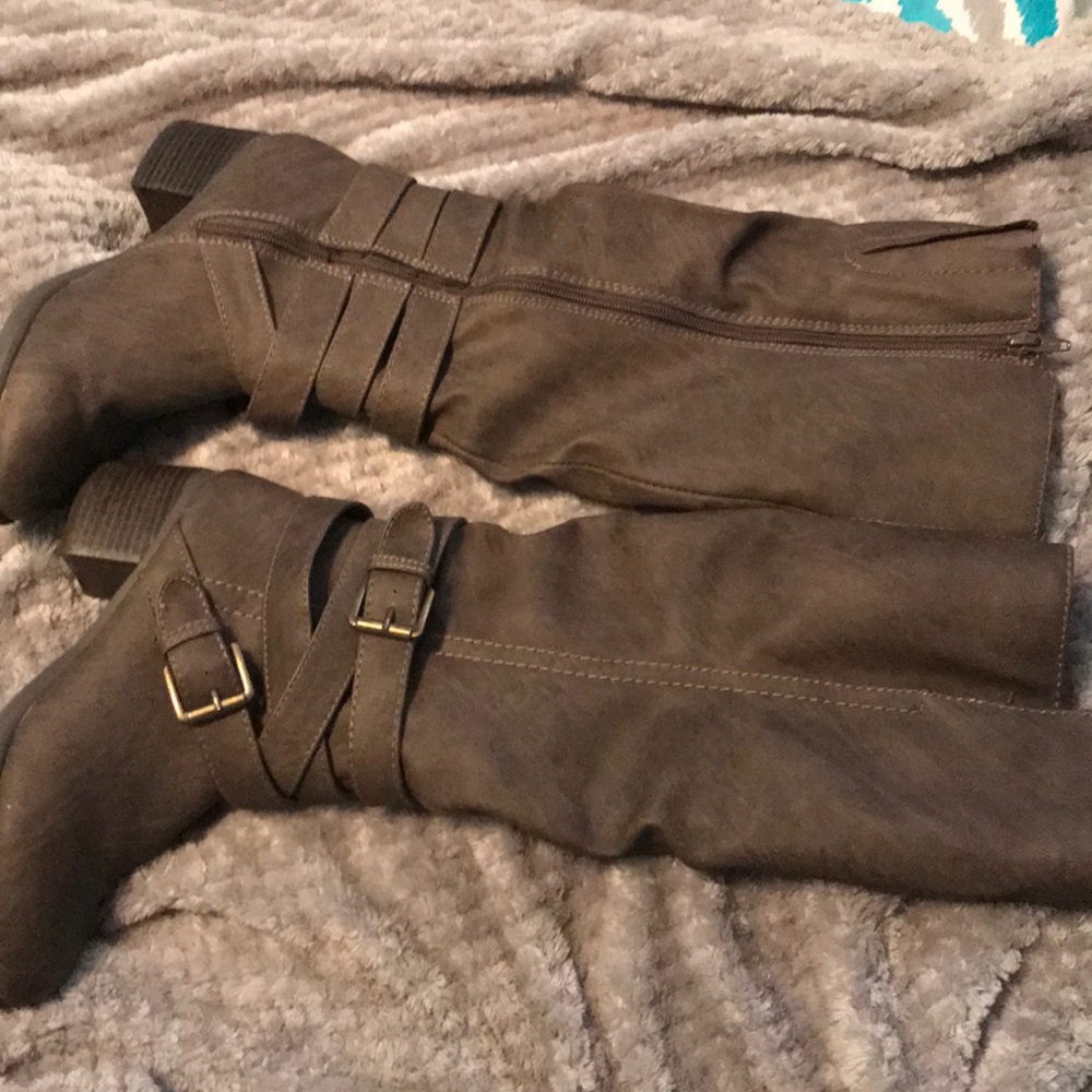 Size 8 Mossimo boots grey/brown